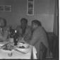 Eduardo de Filippo ripreso a tavola, al tavolo, co ...