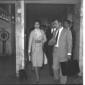 Maria Callas, con un cagnolino al guinzaglio e acc ...