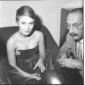 Jean Seberg seduta in poltrona. Un uomo di fianco  ...