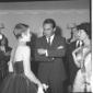 Walter Chiari e Jean Seberg parlano con altre pers ...