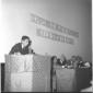 Un giovane al microfono durante il congresso su &# ...