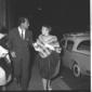 Walter Chiari e Jean Seberg passeggiano per strada ...