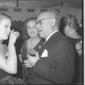 Jean Seberg beve, conversando con Terracini e la m ...