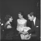 Mel Ferrer stringe la mano a Vittoria Leone, al ce ...