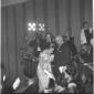 Audrey Hepburn saluta Gina Lollobrigida, accanto c ...