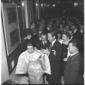 Audrey Hepburn e Mel Ferrer entrano al cinema Fiam ...