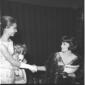 Audrey hepburn stringe la mano a Gina Lollobrigida ...