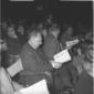 Rumor in fondo seduto in platea con altri esponent ...