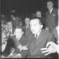 Andreotti circondato da un gruppo di persone, tra  ...