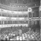 Pubblico di persone lascia il teatro dove si  ten ...