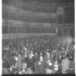 Persone nella platea del teatro La Pergola che bat ...