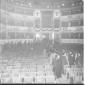 Persone che lasciano il teatro La Pergola al termi ...