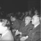 Fanfani seduto tra il pubblico in platea. Piano am ...