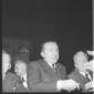 Andreotti seduto in platea tra due persone. Piano  ...