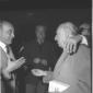 Bellonci ed altri scrittori che discutono in una s ...