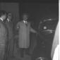 Fanfani ripreso, con altri, mentre sta per salire  ...