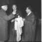 Tre uomini ripresi in visita ad una mostra in via  ...
