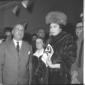 Tupini ripreso accanto ad una donna in occasione d ...