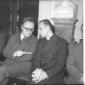 Don Clemente Riva e un'altra persona nella sala de ...