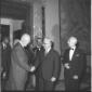 Eisenhower al Quirinale stringe la mano a Gronchi, ...