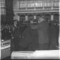Eisenhower, nel cortile del Quirinale, viene aiuta ...