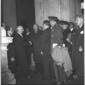 Segni stringe la mano ad Eisenhower nel cortile de ...
