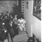 Ripresa dall'alto Ava Gardner mentre scende le sca ...
