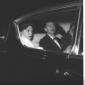 Una donna  seduta in una automobile con un uomo. P ...