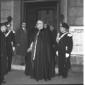 Un cardinale per strada, in mezzo a carabinieri in ...