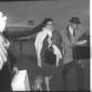 Ava Gardner con un cane al guinzaglio e un uomo su ...