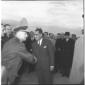Un generale dell'aeronautica militare stringe la m ...