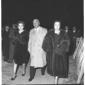 Bruno Zauli del Coni con due signore tra il pubbli ...