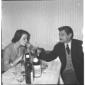Tino Scotti al ristorante con una donna - piano am ...