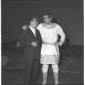 Vittorio Gassman in abiti di scena con un'altra pe ...