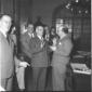 Oronzo Reale discute con delle persone. Piano amer ...