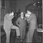 Oronzo Reale discute con delle persone. Piano amer ...
