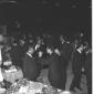 Gassman discorre con alcune persone ad un cocktail ...