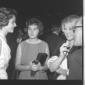Paola Gassman, al centro, discorre con altre perso ...