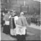 Un sacerdote accompagnato da due religiosi all'alt ...