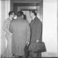 Moro discute con un  gruppo di persone davanti all ...