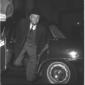 Antonio Segni mentre scende da una automobile. Pia ...