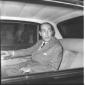 Tambroni seduto in una automobile. Piano americano