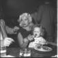 Jayne Mansfield aiuta il figlio Mickey jr. a mangi ...