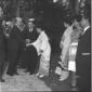 Gronchi stringe la mano ad una diplomatica orienta ...