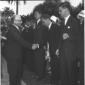 Gronchi stringe la mano ad un diplomatico durante  ...