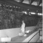 Un uomo nella tribuna del palazzetto dello sport.  ...