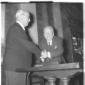Il professore Vincenzo Arangio Ruiz stringe la man ...