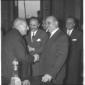 Il professore Vincenzo Arangio Ruiz stringe la man ...
