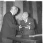 Il professore Vincenzo Arangio Ruiz consegna un'on ...