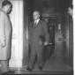 Totale di Attilio Piccioni mentre esce dal palazzo